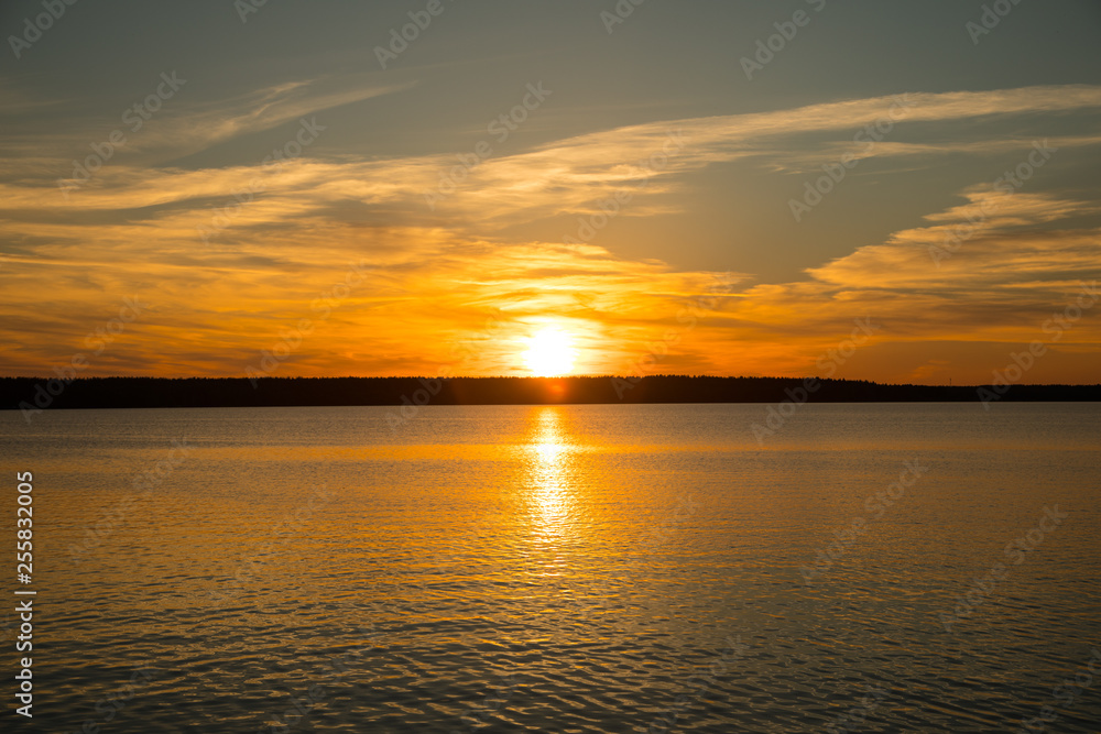 Fototapeta premium zachód słońca nad jeziorem