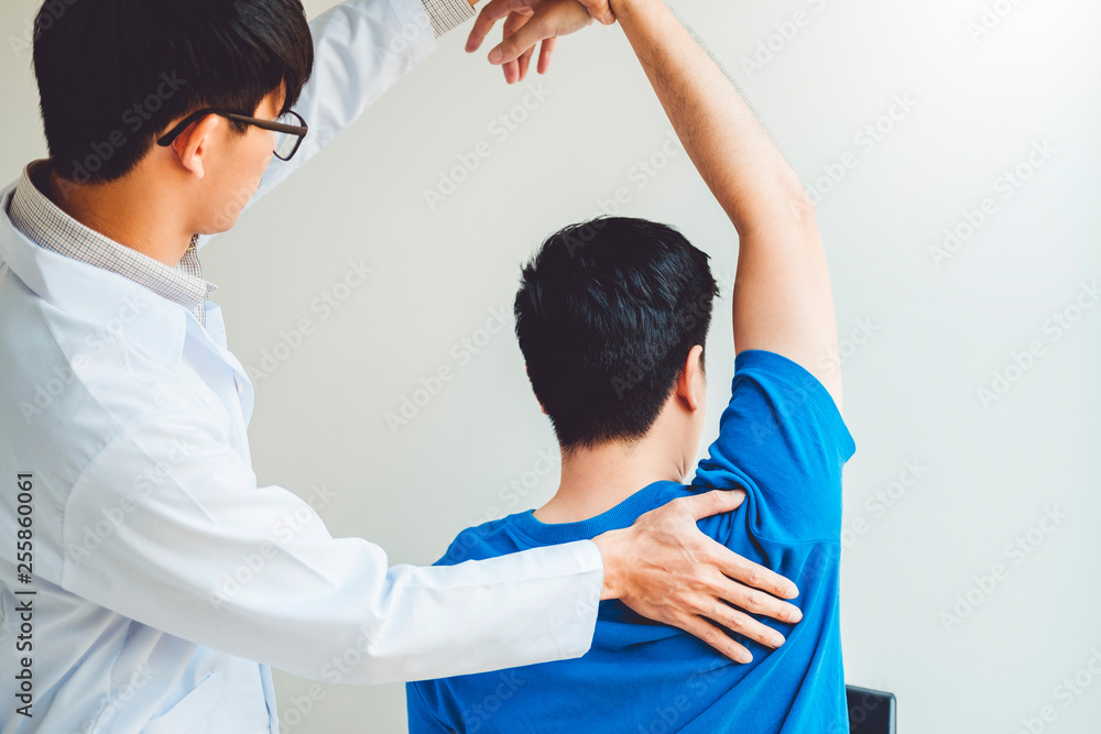 Obraz premium Physical Doctor consulting with patient About Shoulder muscule pain problems Physical therapy diagnosing concept