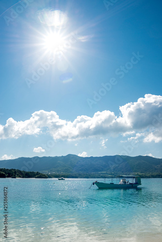 石垣島の川平湾の小舟と太陽