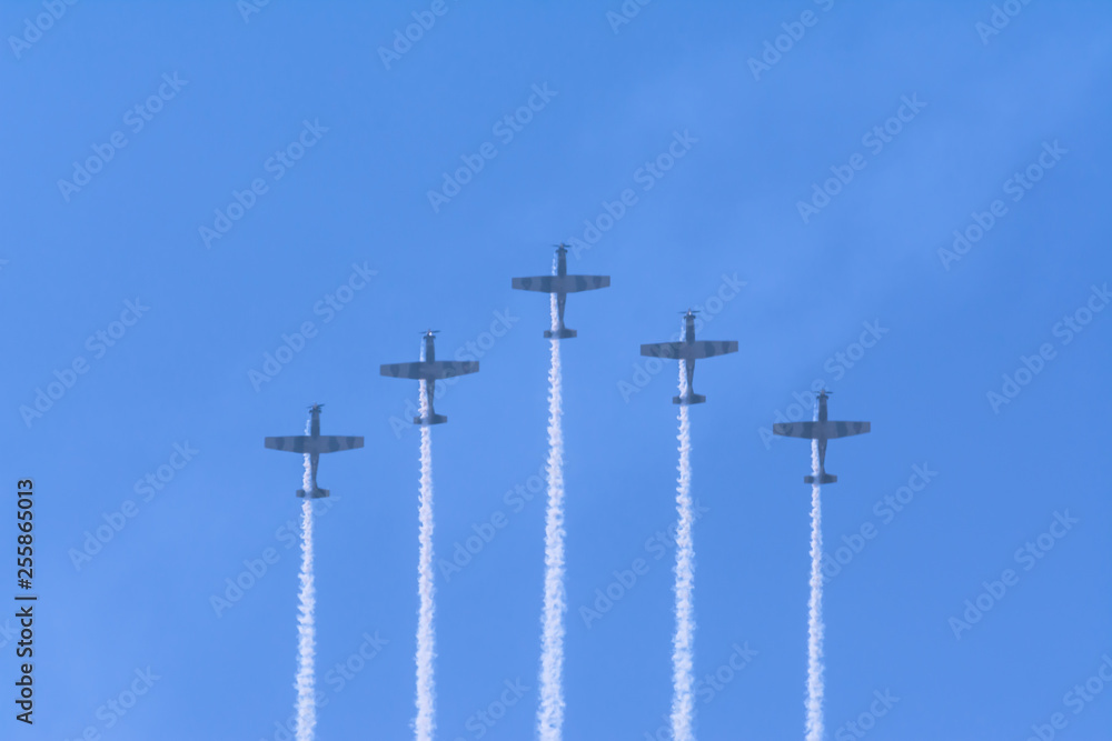 Los aviones acrobaticos van subiendo a mucha velocidad. Los aviones acrobaticos van subiendo a mucha velocidad.