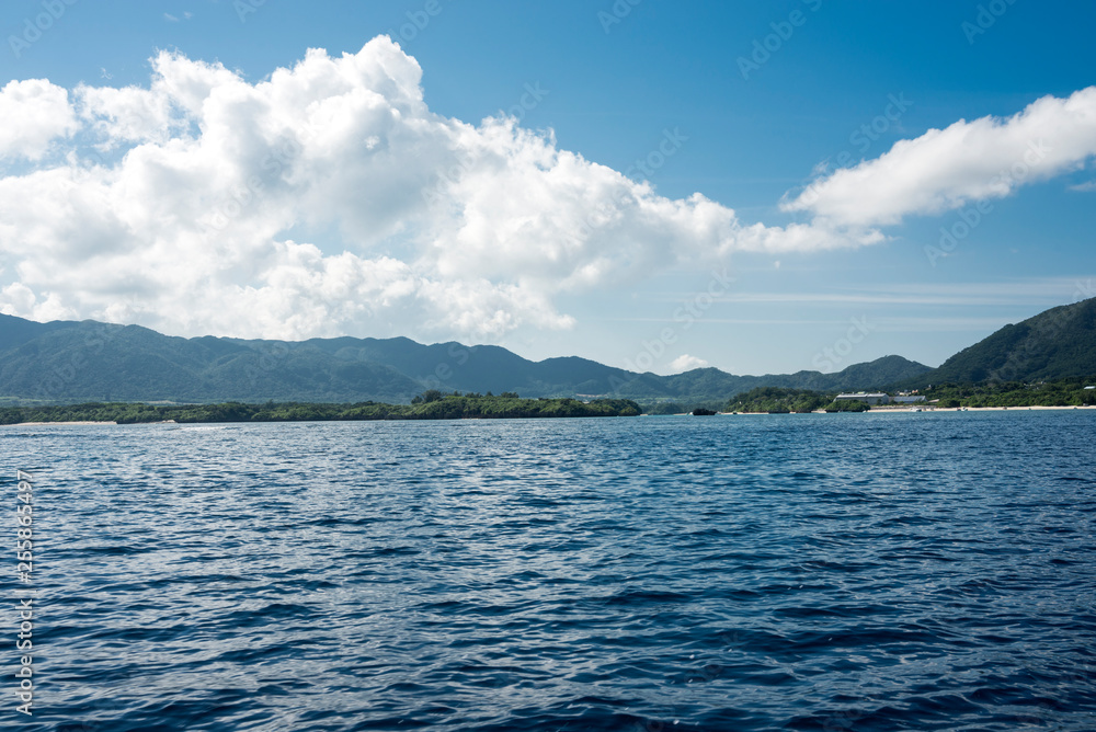海から見た石垣島の川平湾