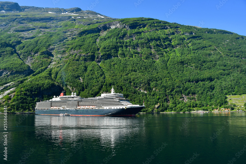 travel by ferry in geiranger norway