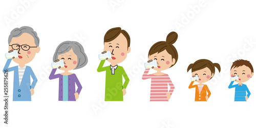 みんなで牛乳を飲むポップな3世代家族