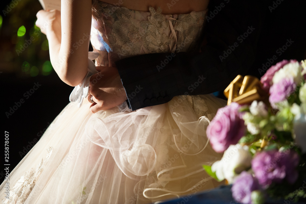 新婦の腰に手を回す新郎の手 手紙 Stock Photo Adobe Stock 新婦の腰に手を回す新郎の手 手紙 Stock Photo Adobe Stock
