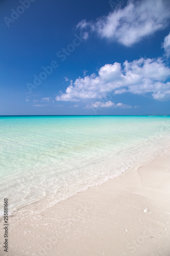 白砂が美しい南国のビーチ(宮古島与那覇前浜ビーチ) © Atsushi