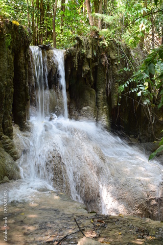 Fototapeta Naklejka Na Ścianę i Meble -  Erawan wodospady kaskadowe , Tajlandia, Azja