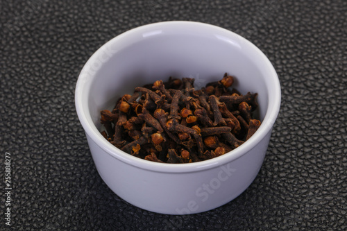 Dry clove seeds