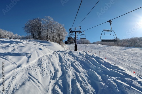 快晴の日本のスキー場 © goro20