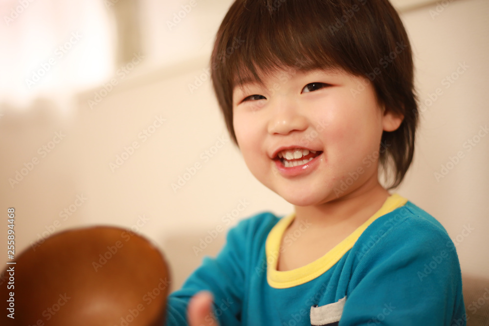 食事する男の子 食事する男の子