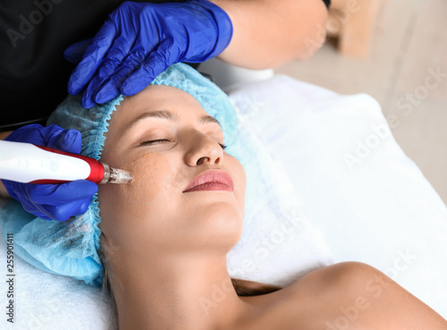 Tableau sur toile Young woman undergoing procedure of bb glow treatment in beauty salon