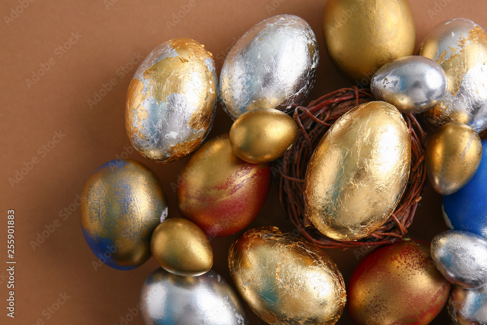 Obraz premium Many beautiful Easter eggs on color background