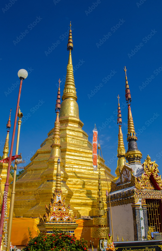 Fototapeta premium golden stupa