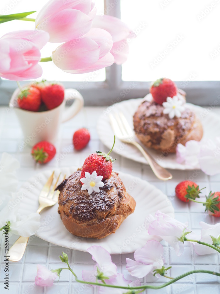 かわいいイチゴのシュークリーム Stock Photo Adobe Stock
