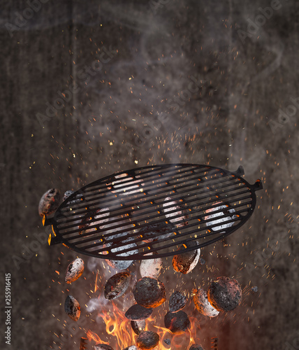 Kettle grill with hot briqu...