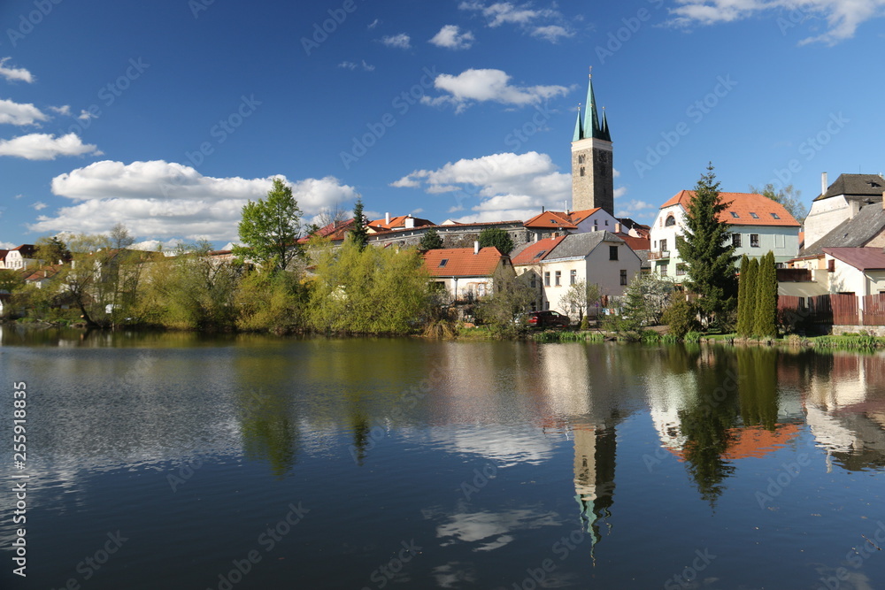 チェコ　テルチ  池と教会,城のある風景