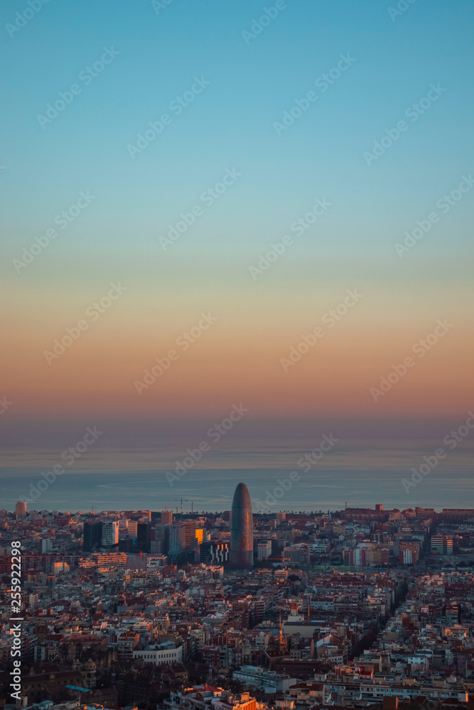 Ciudad de Barcelona durante el atardecer Ciudad de Barcelona durante el atardecer