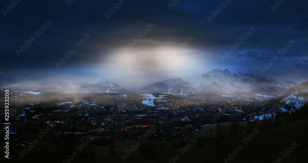 Obraz premium beautiful view of Zakopane and the Polish Tatra Mountains at night
