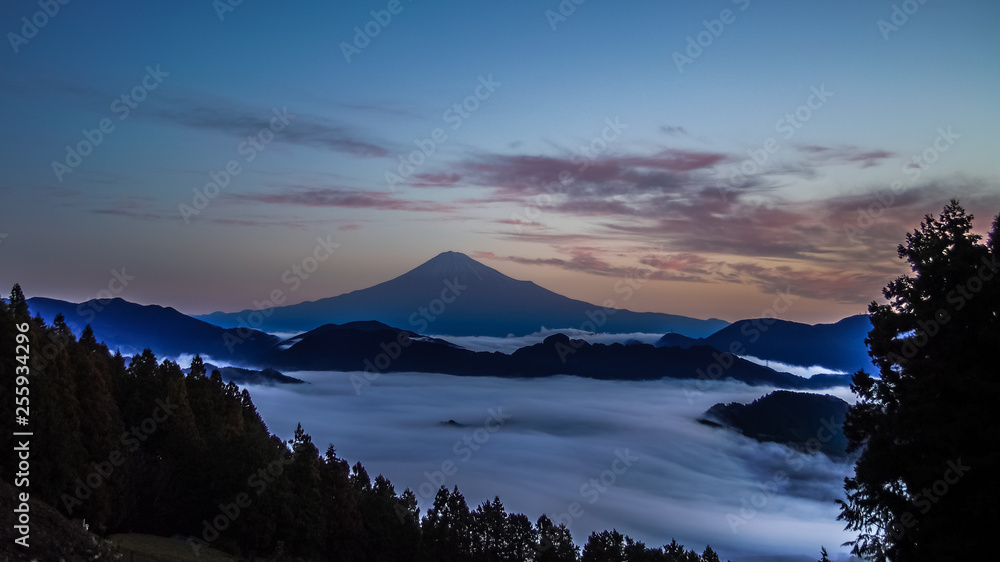冬の富士山、日本の絶景、霊峰富士、清水吉原と雲海 冬の富士山、日本の絶景、霊峰富士、清水吉原と雲海
