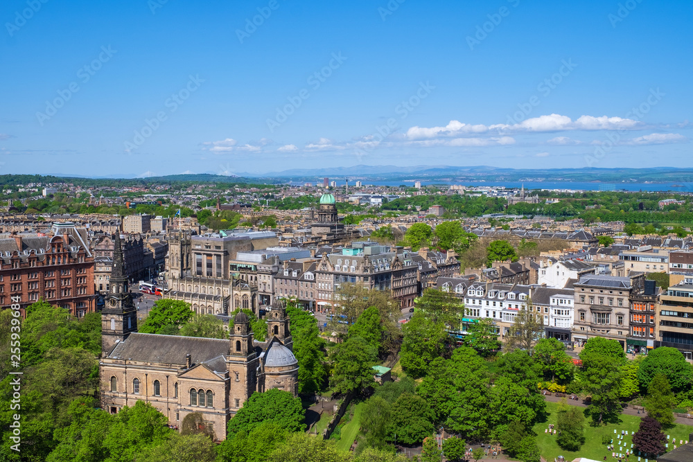 Panorama von Edinburgh mit der Kirche St. Cuthbert