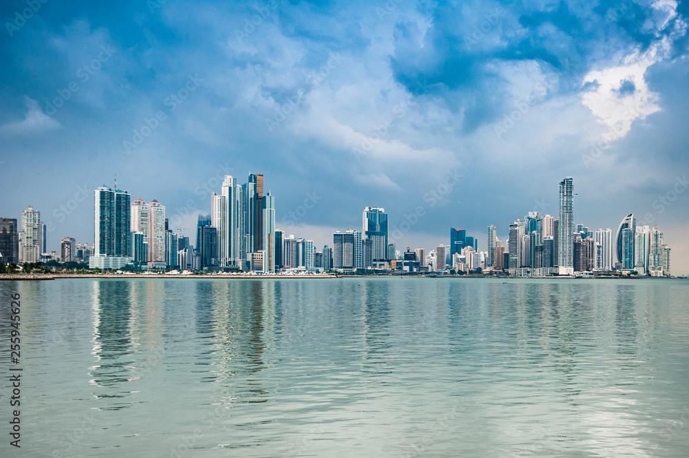 Naklejka premium Panorami miasta nad zatoką Panama City