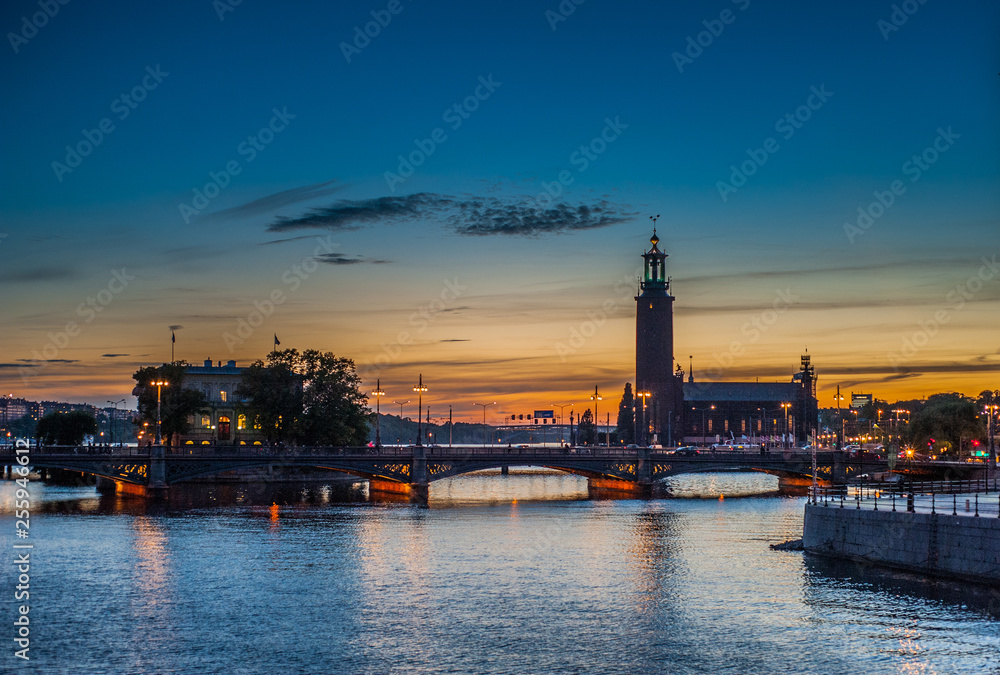 Most nad rzeką w Sztokholmie na tle nieba o zachodzie słońca