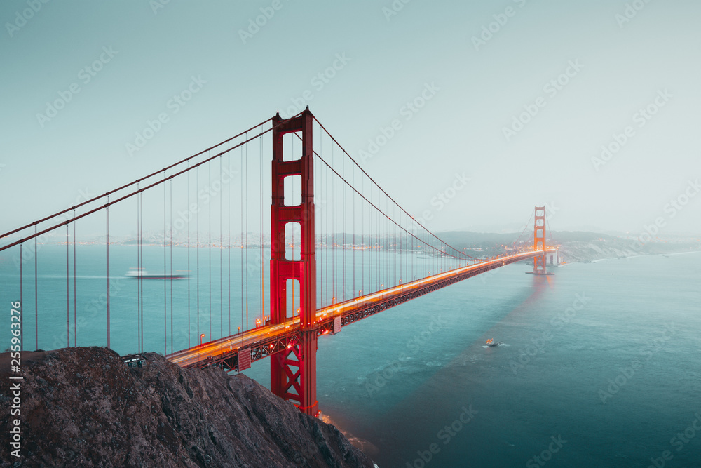 Fototapeta premium Most Golden Gate o zmierzchu, San Francisco, Kalifornia, USA