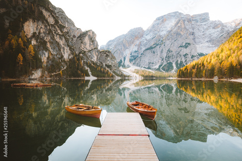 Foto Traditional rowing boats at Lago di Braies in the Alps in fall