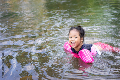 Fototapeta Naklejka Na Ścianę i Meble -  little asian girl playing in the river