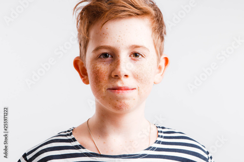 Εκτύπωση καμβά Portrait of a smiling red-haired boy with freckles and braces in a sailor suit o