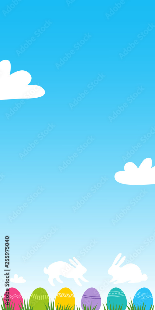 Bunte Ostereier Reihe auf Gras mit Himmel, Wolken in Form von Osterhasen und Platz für Text, Banner vertikal