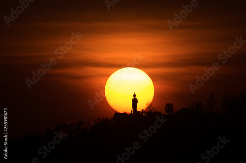 Fototapeta Naklejka Na Ścianę i Meble -  Sun settng behnd big Buddha