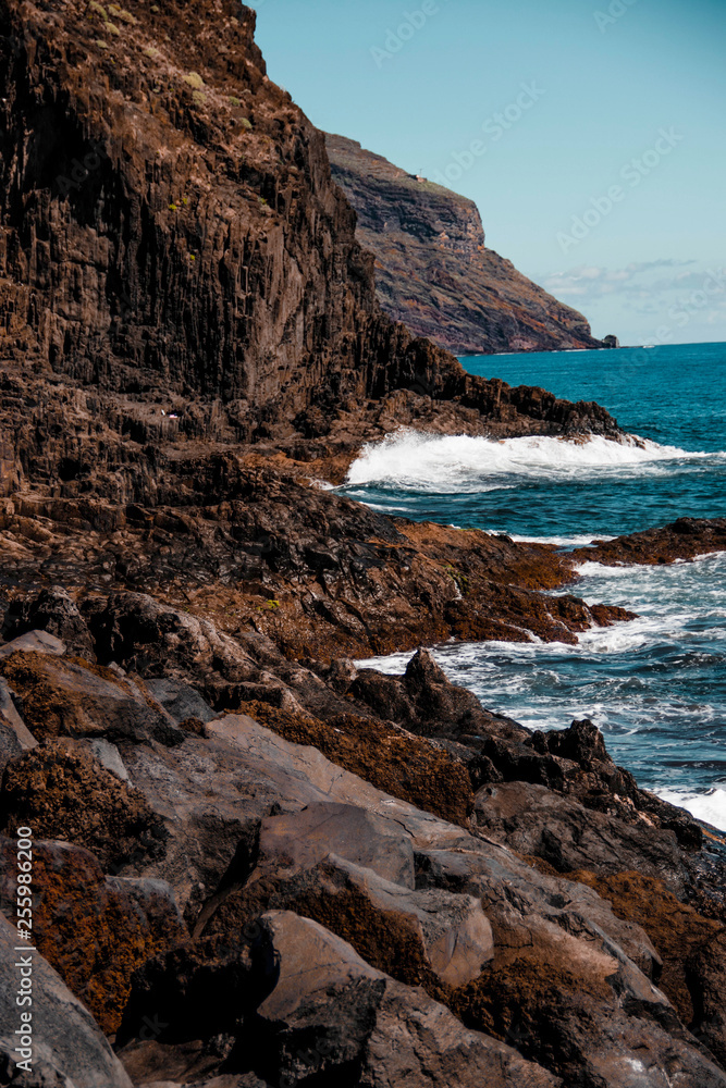 Obraz premium Rocky Cliffs with blue ocean waves
