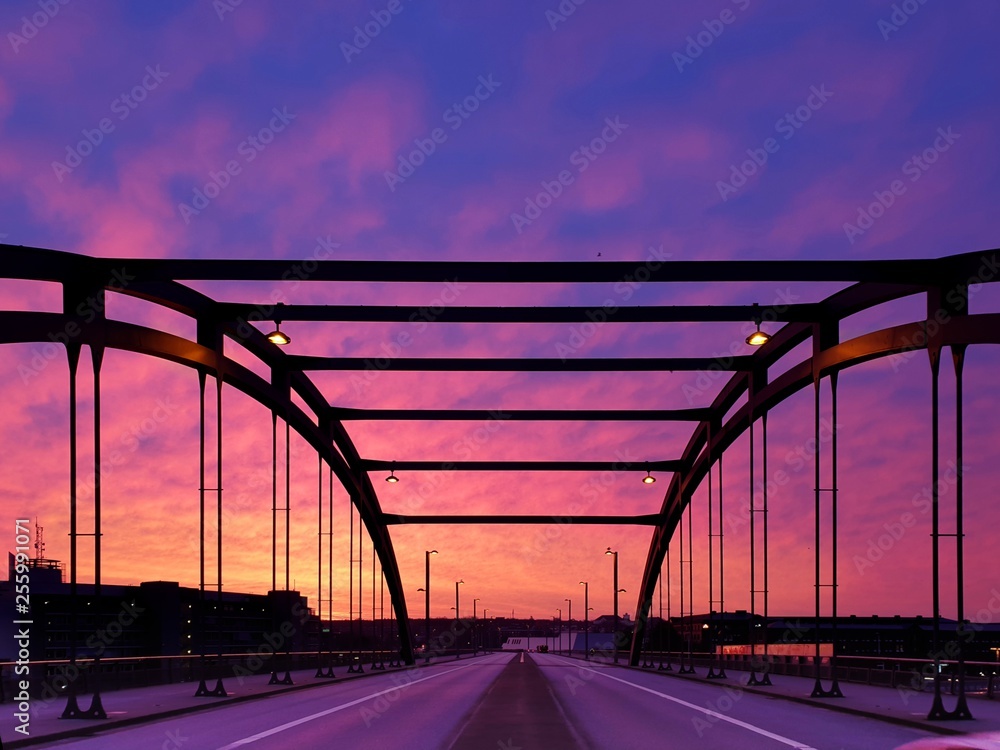 Obraz premium Brücke bei Sonnenaufgang