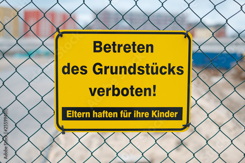 Betreten Verboten, Eltern haften für Ihre Kinder - Schild an Baustelle