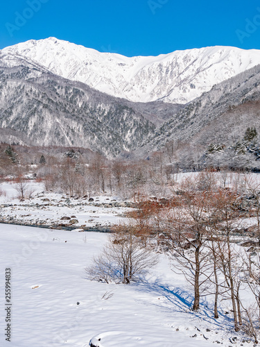 長野県白馬村 雪山と松川の雪景色 © cwa