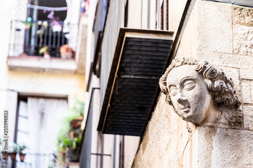 Visage sculpté dans la pierre dans une rue de Barcelone