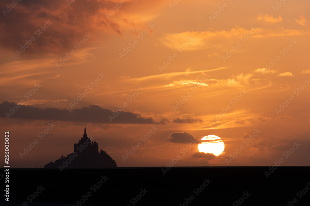 Mont Saint-Michel au soleil couchant
