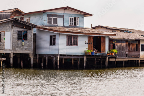 House and the way of life of Thai people beside the Chao Phraya River © Teerayuth