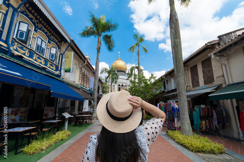 Fototapeta Naklejka Na Ścianę i Meble -  Travel in Singapore at Sultan Mosque in Arab street district landmark.