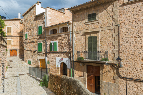 Mediterrane, rustikale Gasse mit Steinpflaster in der Altstadt von Fornalutx