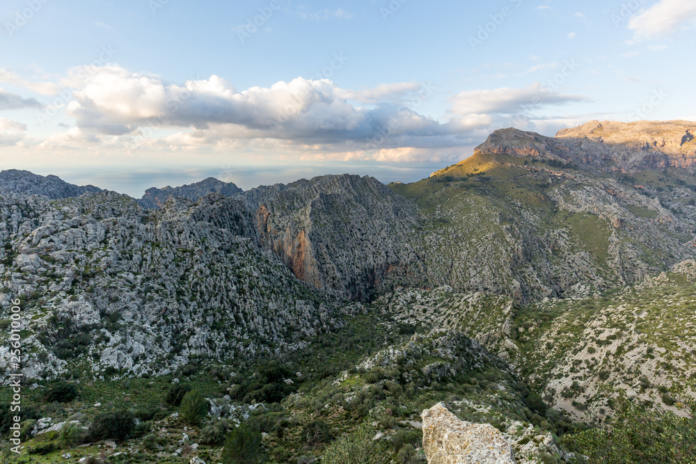 Die Gipfel der rauen, felsigen Berge im Norden Mallorcas werden von der Sonne goldig angestrahlt