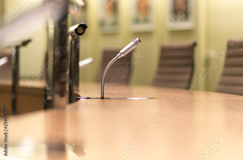 Mikrofon auf einem Tisch in einem Konferenzsaal – extrem viel Tiefenunschärfe für ausreichend Copyspace photo