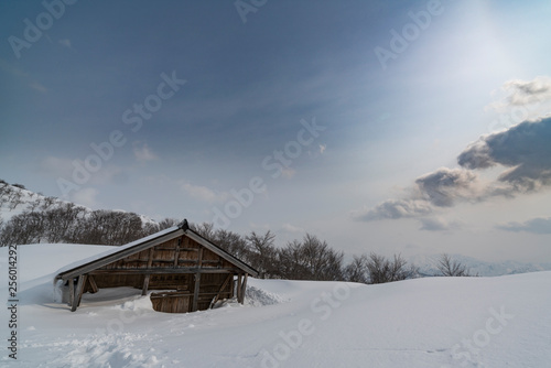 八海山　避難小屋の雪景色 © Yasuhiro Iizuka
