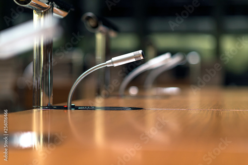 Mikrofon auf einem Tisch in einem Konferenzsaal – extrem viel Tiefenunschärfe für ausreichend Copyspace photo