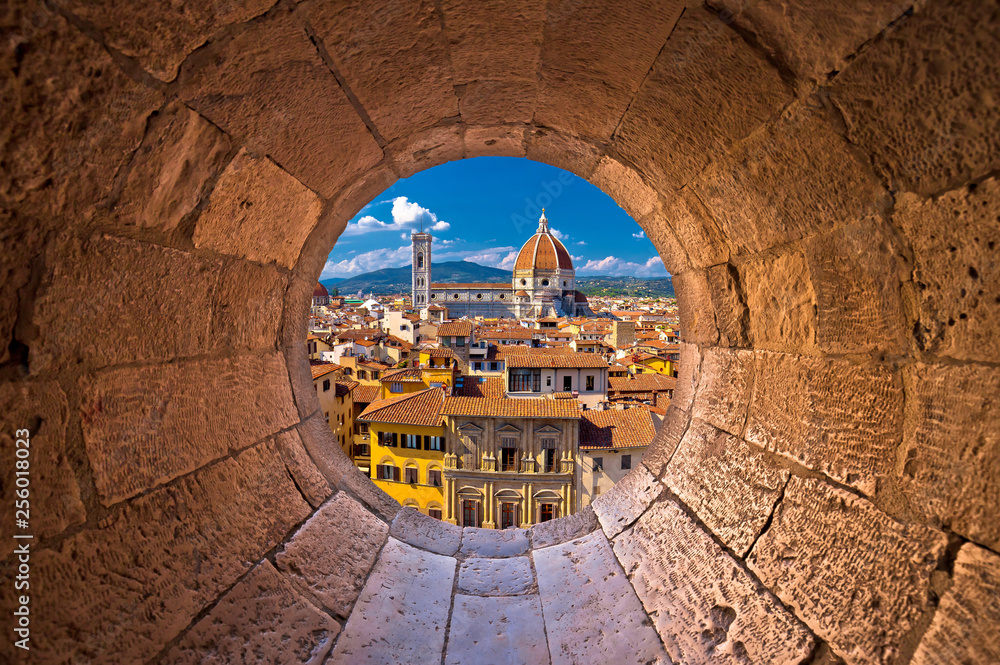 Fototapeta premium Katedra we Florencji di Santa Maria del Fiore lub Duomo przez kamienne okno