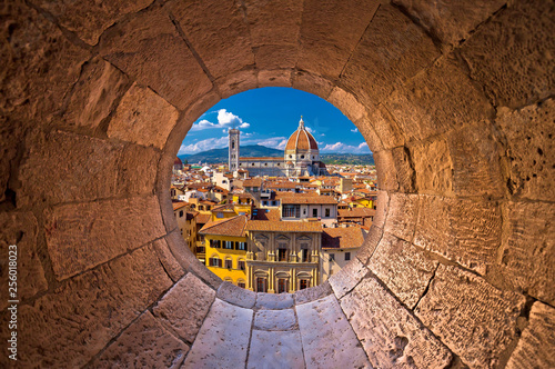 Foto Florence cathedral di Santa Maria del Fiore or Duomo view trhrough stone window