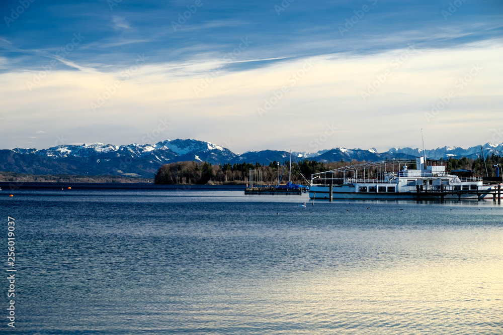 Naklejka premium Starnbergersee mit Alpen und Schiff