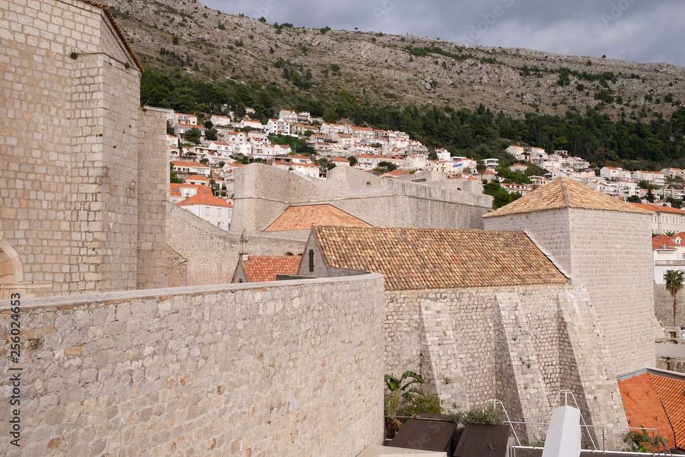 Φωτογραφία Defense walls of the old town of Dubrovnik, a well-preserved medieval fortress a