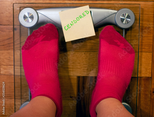 Digital weight scale with post it note 