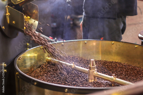 Fotografi Freshly roasted aromatic coffee beans in a modern coffee roasting machine